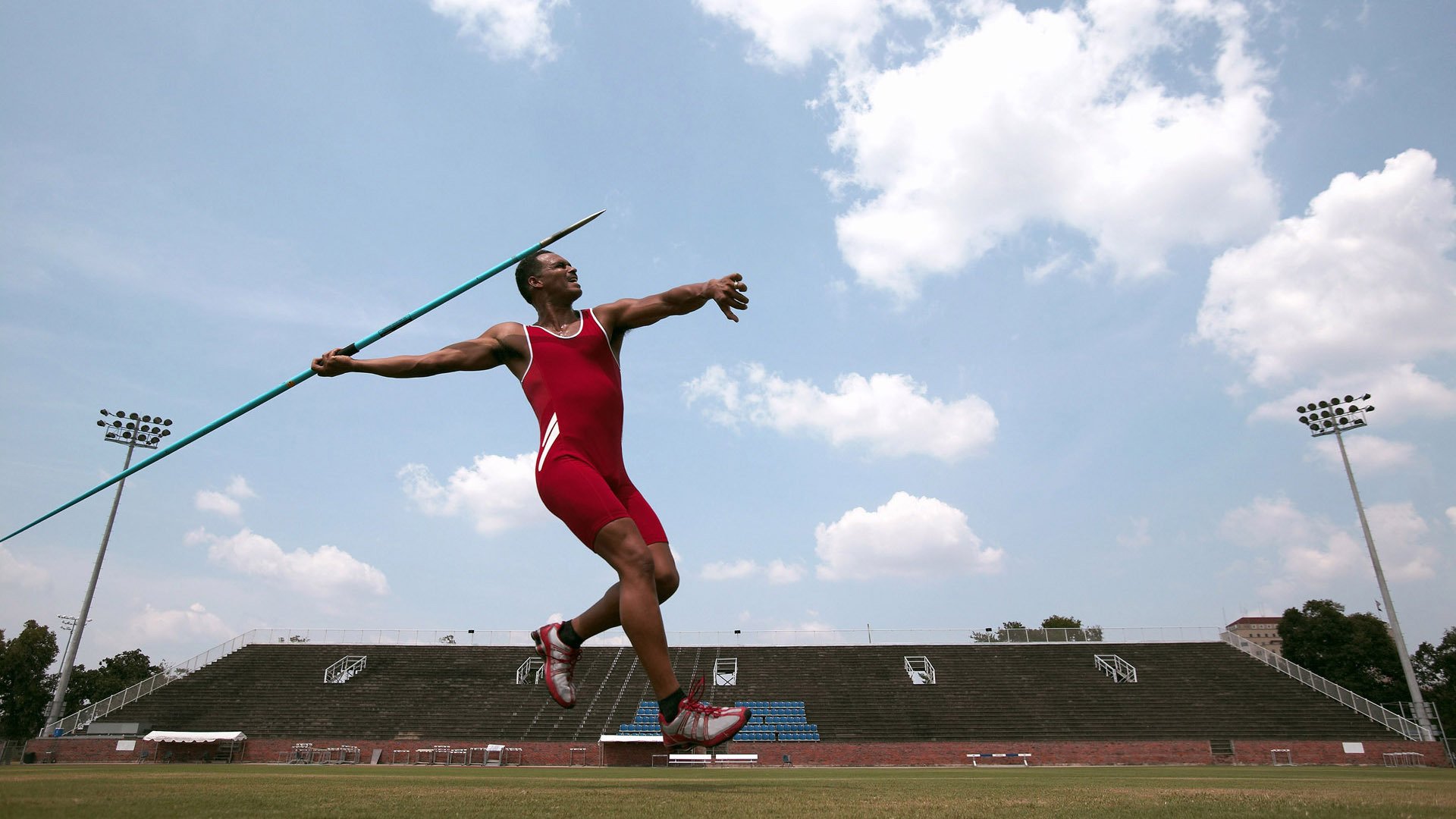 “高新体育中心：网球选手挑战极限，赛场火爆”