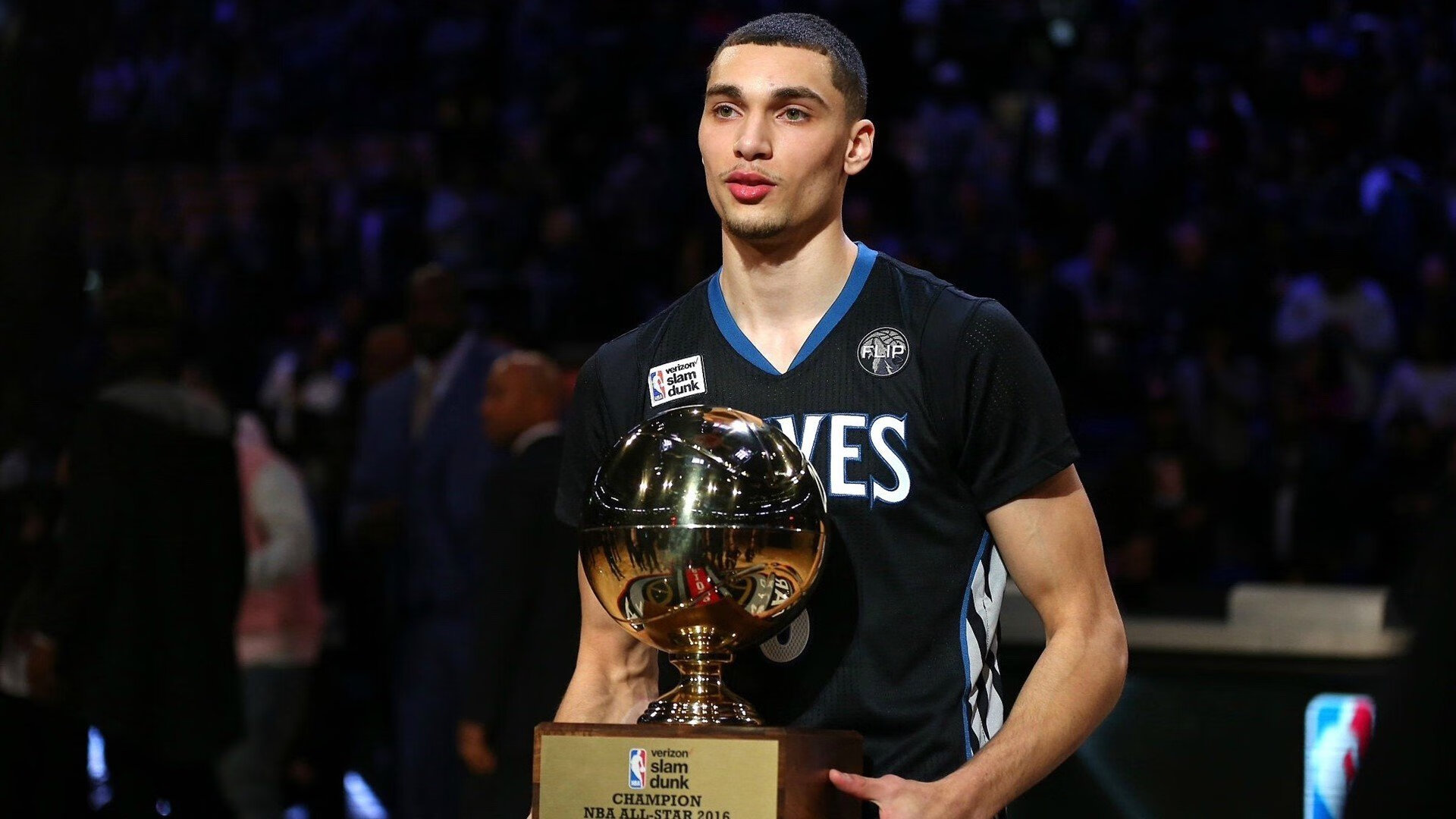 自由泳换气次数与成绩呈微弱负相关,自由泳换气越换越少